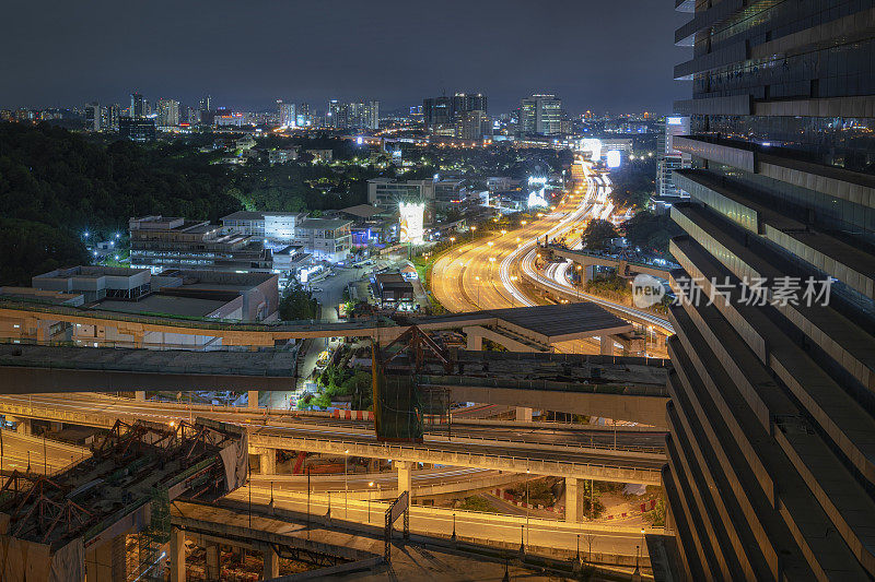 Lebuhraya puchong damansara公路晚上在damansara城市晚上从高角度